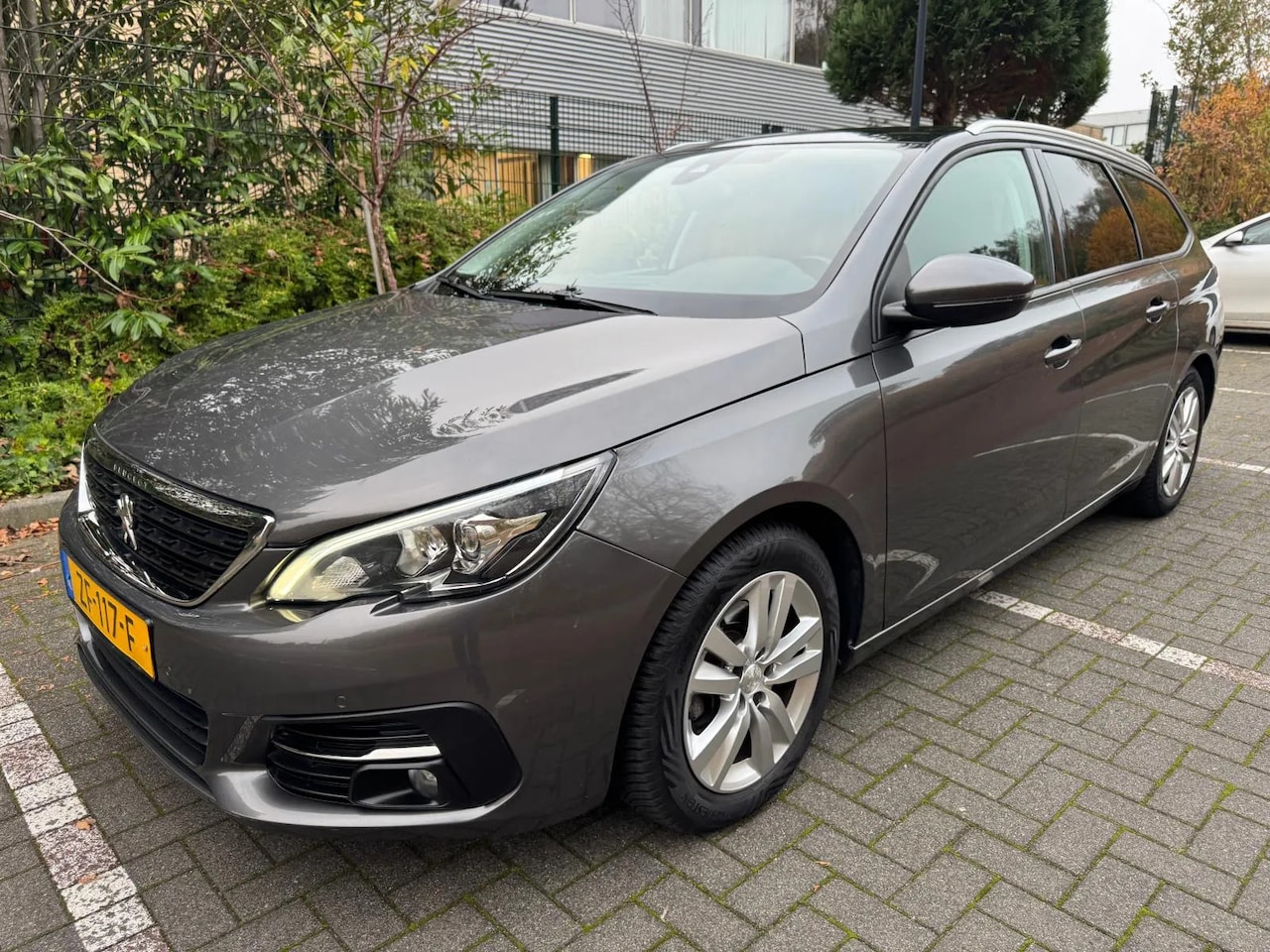 Peugeot 308 SW - 1.2 PureTech Executive / Pano'dak / Carplay / LED / PDC - AutoWereld.nl