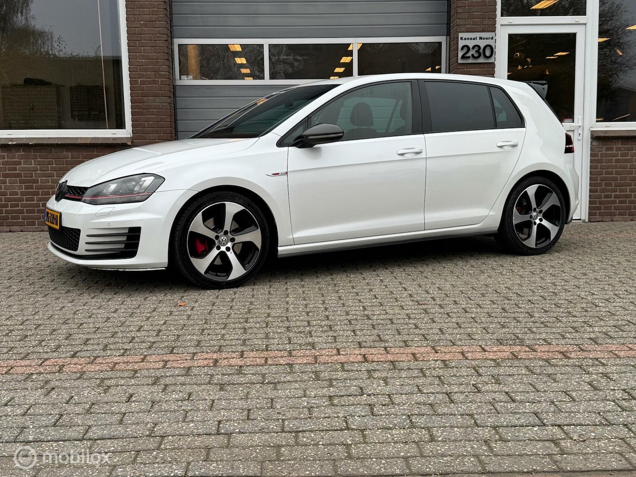 Volkswagen Golf - 2.0 TSI GTI 230PK PP DSG AIRCO/XENON/CRUISE - AutoWereld.nl