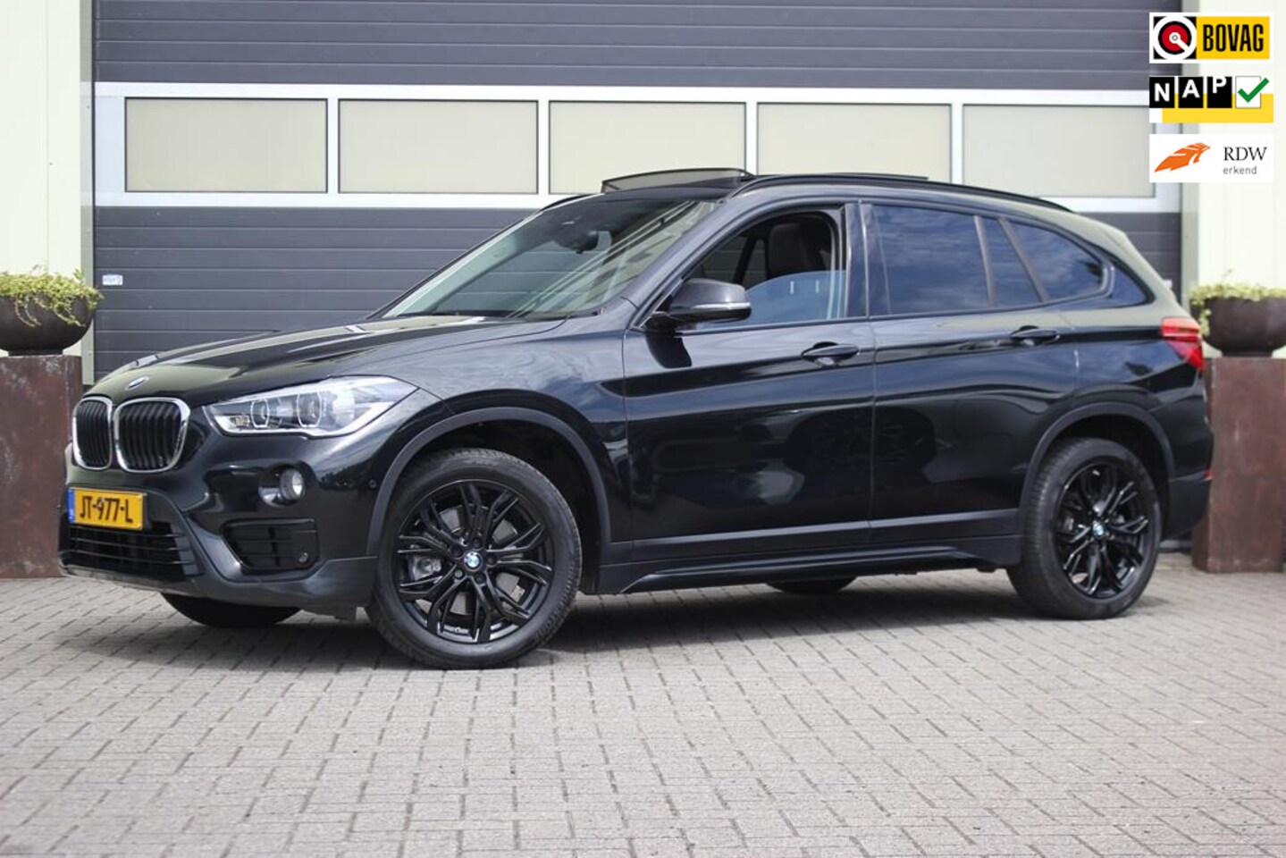 BMW X1 - SDrive 20i Centennial High Executive | Trekhaak | Panoramadak | - AutoWereld.nl