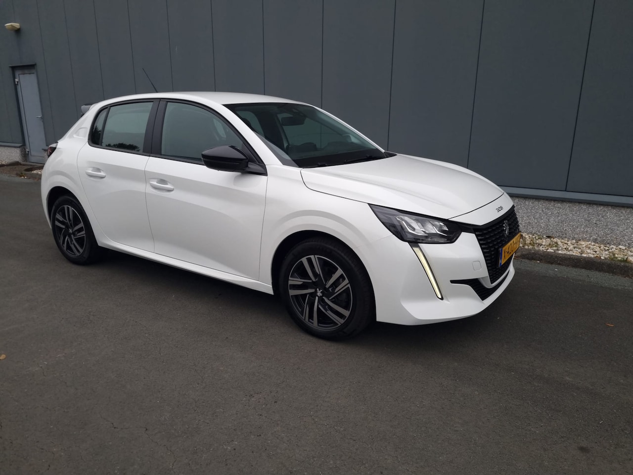 Peugeot 208 - 1.2 PureTech | Stoelverwarming | Apple carplay - AutoWereld.nl