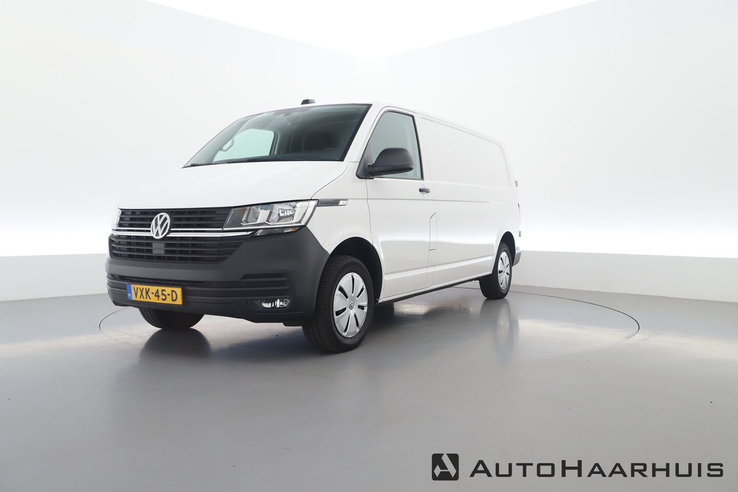 Volkswagen Transporter - 2.0 TDI-150pk L2H1 | Airco | Cruise | Navi | Betimmering - AutoWereld.nl