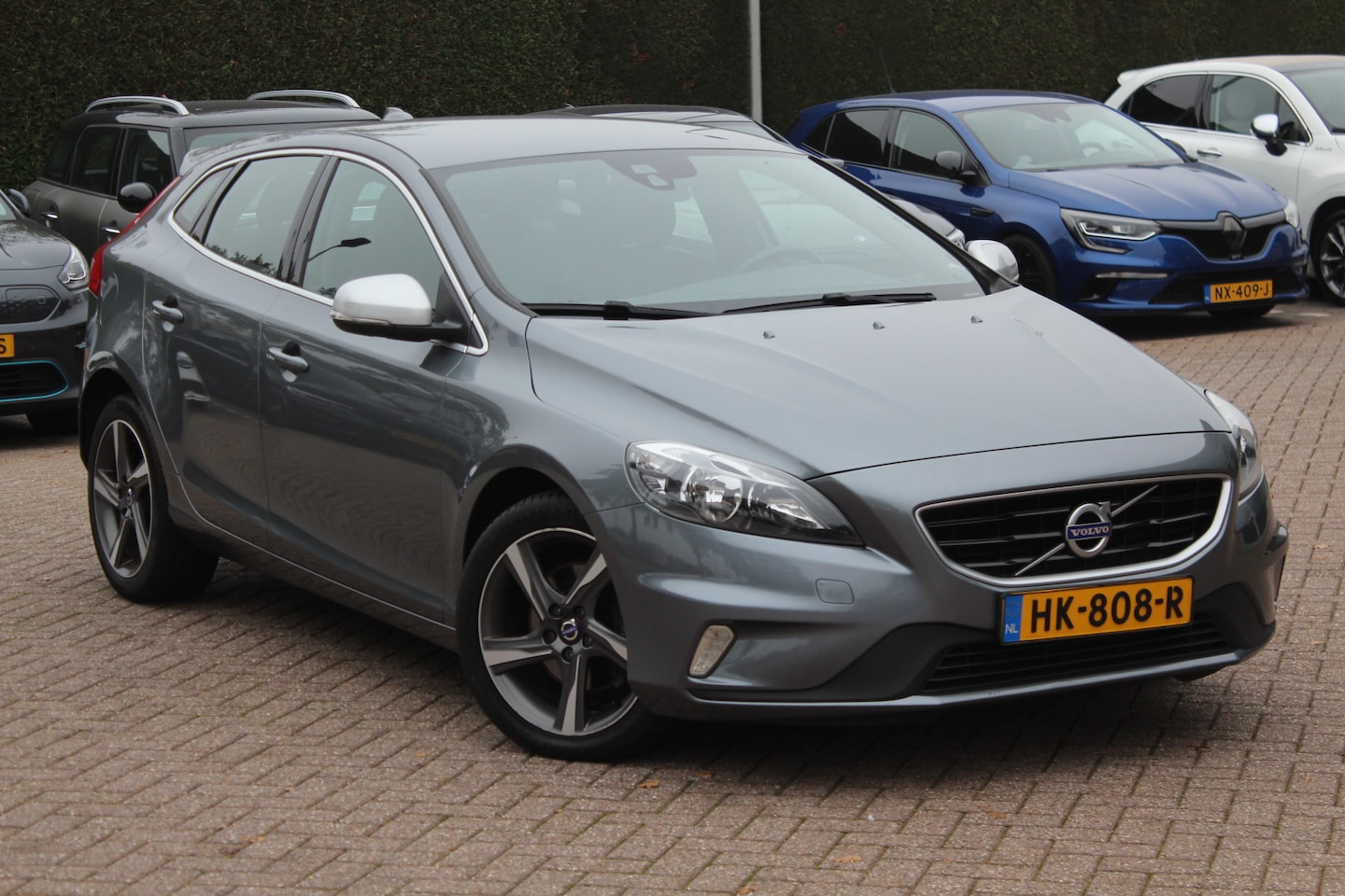 Volvo V40 - 2.0 T3 R-Design / Navigatie / Parkeerhulp achter / Leder&Alcantara / 17'' / Cruise Control - AutoWereld.nl