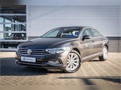 Volkswagen Passat - 1.5 TSI 150PK DSG Comfort Business Trekhaak | Camera| ACC| Stoelverwarming|