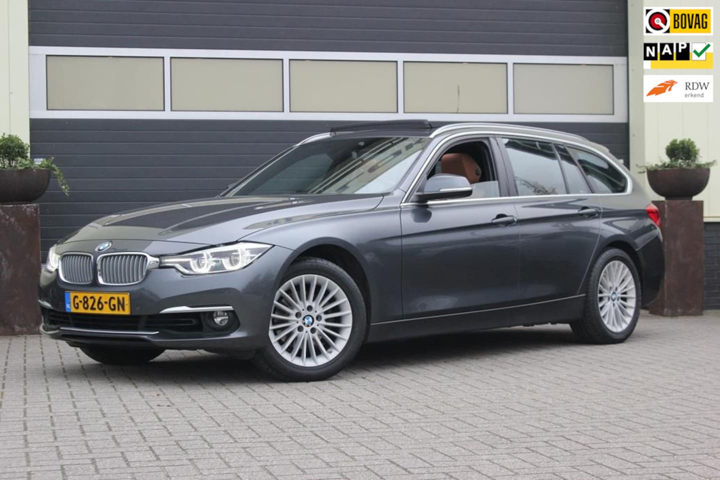 BMW 3-serie Touring - 318i High Executive | Trekhaak | Panoramadak | - AutoWereld.nl