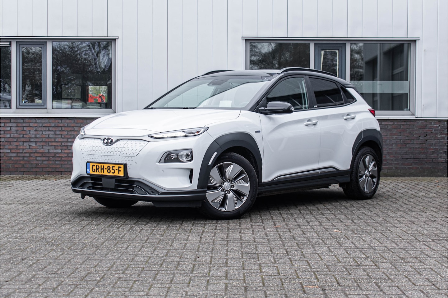 Hyundai Kona Electric - EV Premium 64 kWh | Subsidie beschikbaar | trekhaak | 3-fasen - AutoWereld.nl