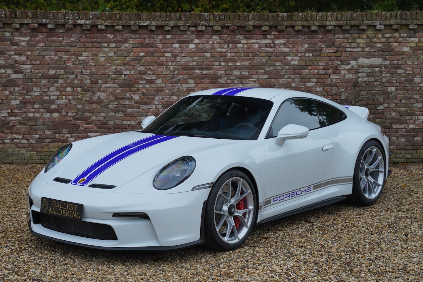 Porsche 911 - 992 GT3 Touring "Manual" Equipped with 6 speed manual gearbox, Livery in Carrera White ove - AutoWereld.nl