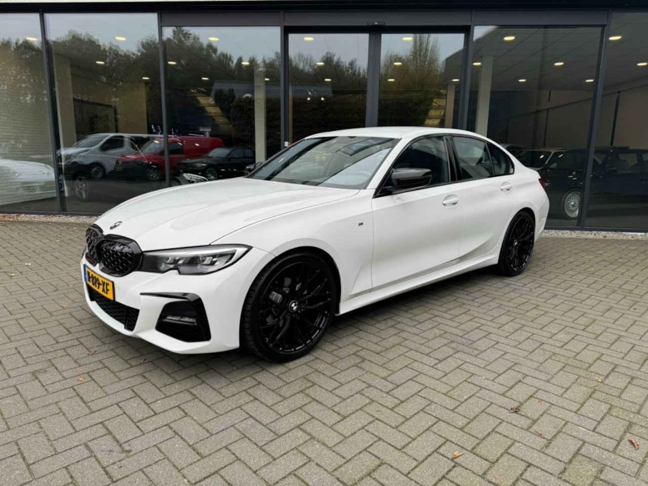 BMW 3-serie - 320i M Sport 320i M-Sport,LED,NaviPro,Lane Ass.,Half Leder,Carpay,Clima,Cruis - AutoWereld.nl