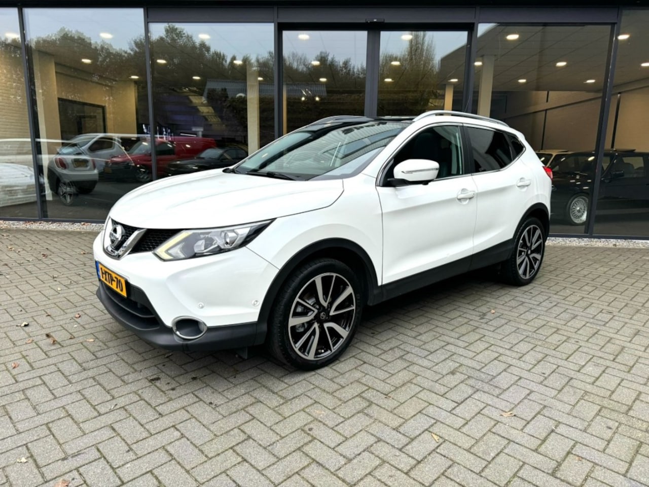 Nissan Qashqai - 1.2 Premier Edition 1.2 Premier Edition,Leer,Pano,LED,Trekhk,Cam 360,Navi,Clima,Crui - AutoWereld.nl