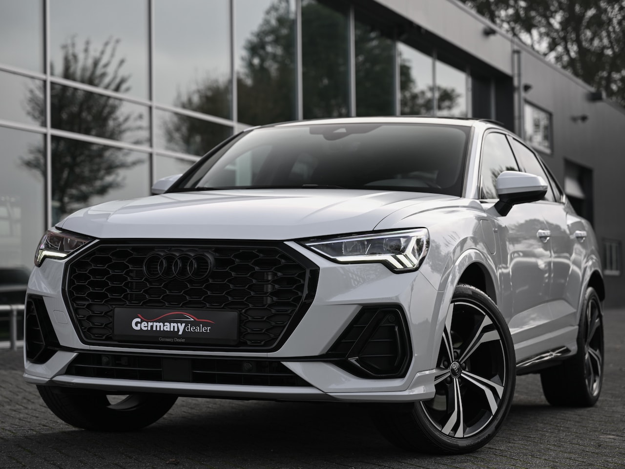 Audi Q3 Sportback - 45TFSI E S-Edition Optic Black | Pano| Matrix-LED | ACC | Virtual | 20-Inch | Keyless - AutoWereld.nl