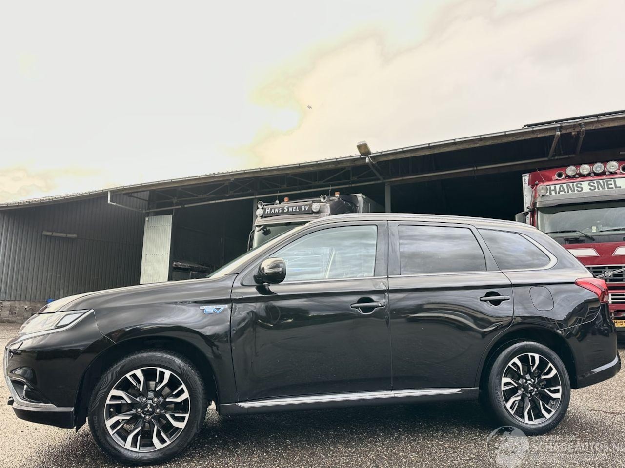 Mitsubishi Outlander - 2.0 PHEV 4WD Aut + F1 Premium - nap - bi xenon - cam - front + side assist - stuur + stoel - AutoWereld.nl