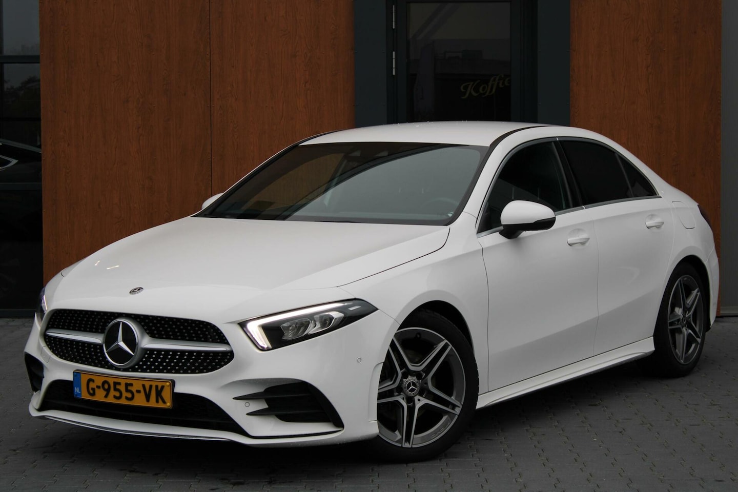 Mercedes-Benz A-klasse - 180 AMG | Adaptive Cruise | Camera | Sfeerverlichting - AutoWereld.nl