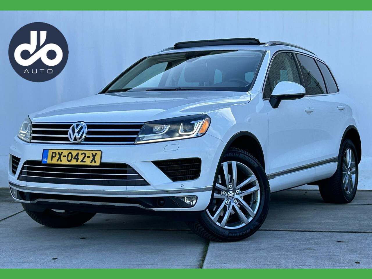 Volkswagen Touareg - 3.0 TDI Highline 3500KG TREKGEWICHT I PANO I NAVI + CAMERA I LEER - AutoWereld.nl