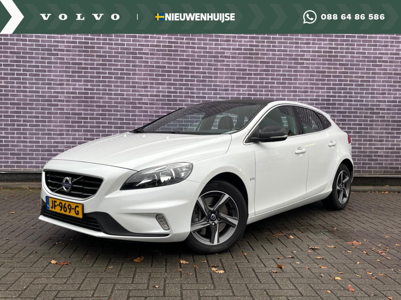 Volvo V40 - 1.5 T2 R-Design | Cruise Control | Stoelverwarming | Parkeersensoren | Navigatie | - AutoWereld.nl