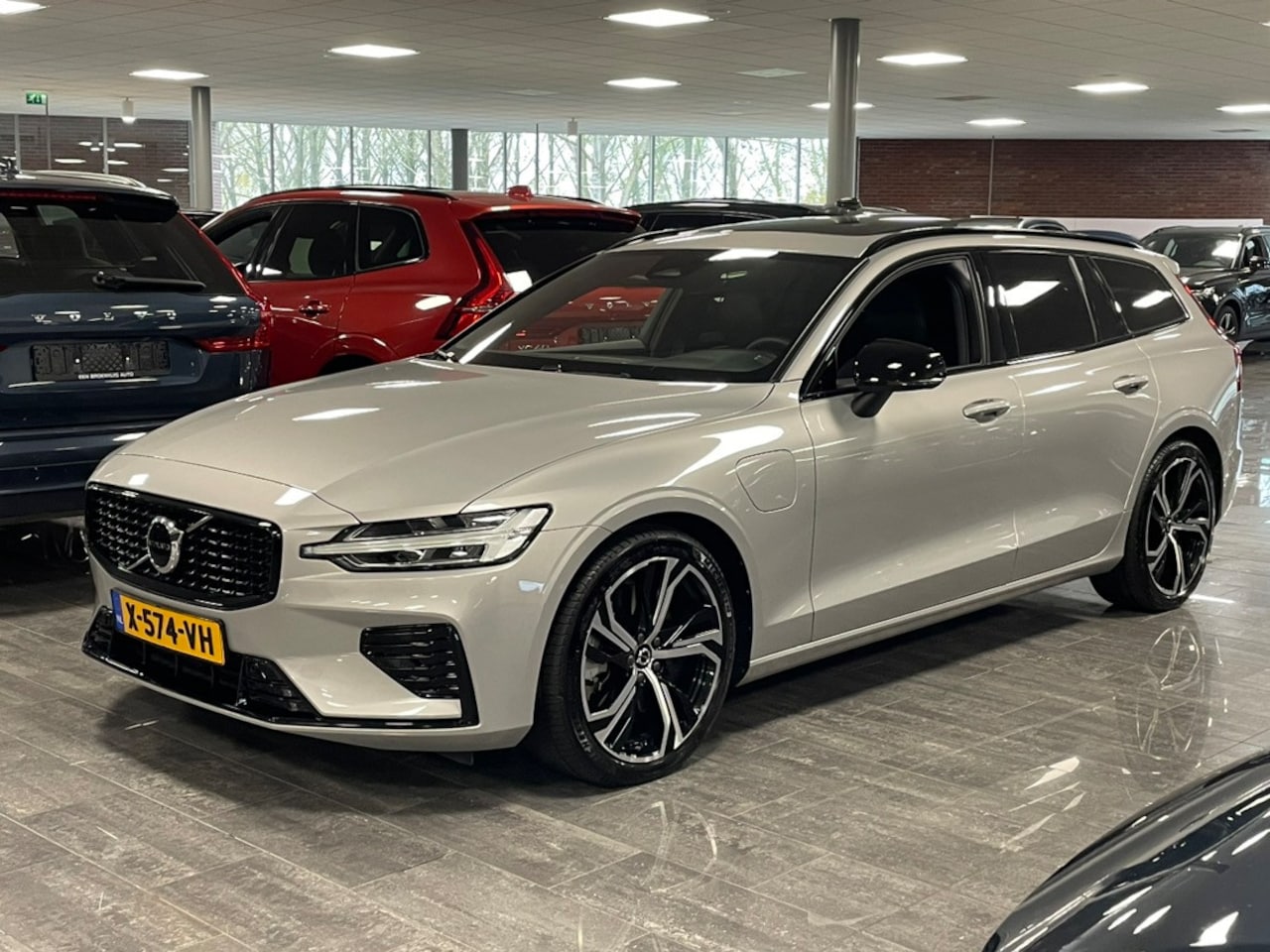 Volvo V60 - T6 AWD Recharge Plus Dark Long Range | Schuifdak | Adaptieve Cruise Control | Stoelverwarm - AutoWereld.nl