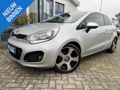 Kia Rio - 1.2 CVVT Super Pack | 17" LM-Velgen, Parkeersensoren, Licht en regen sensoren, Keyless go