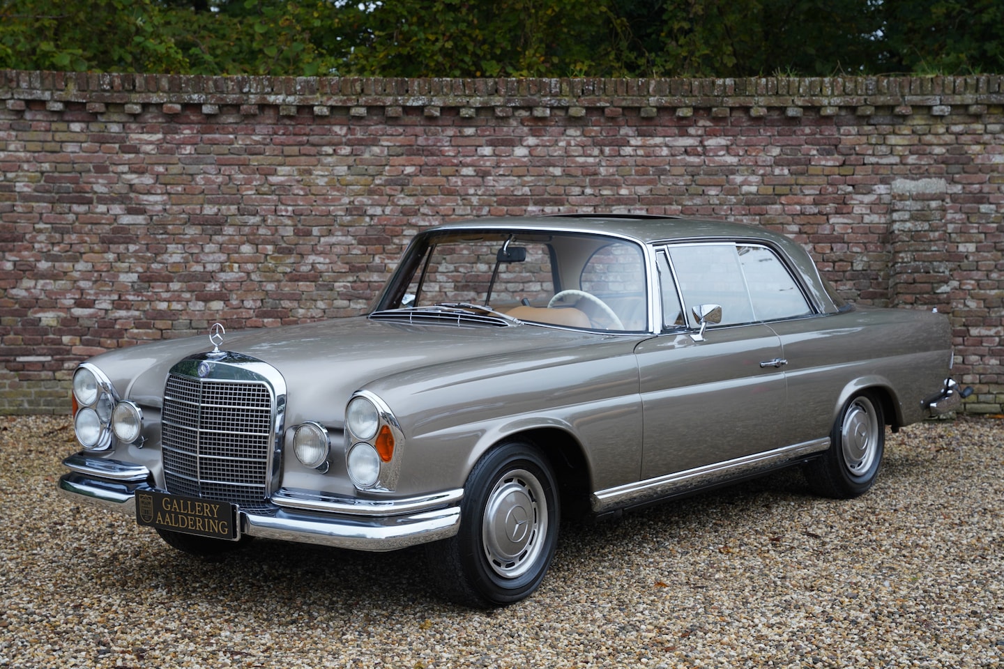 Mercedes-Benz 280 - SE Coupe "Hochkühler" Restored and preserved European specification example, Executed with - AutoWereld.nl