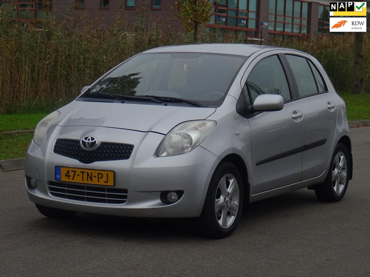 Toyota Yaris - 1.3 VVTi Luna MMT AUTOMAAT 5DRS NAP/CLIMA/PDC - AutoWereld.nl