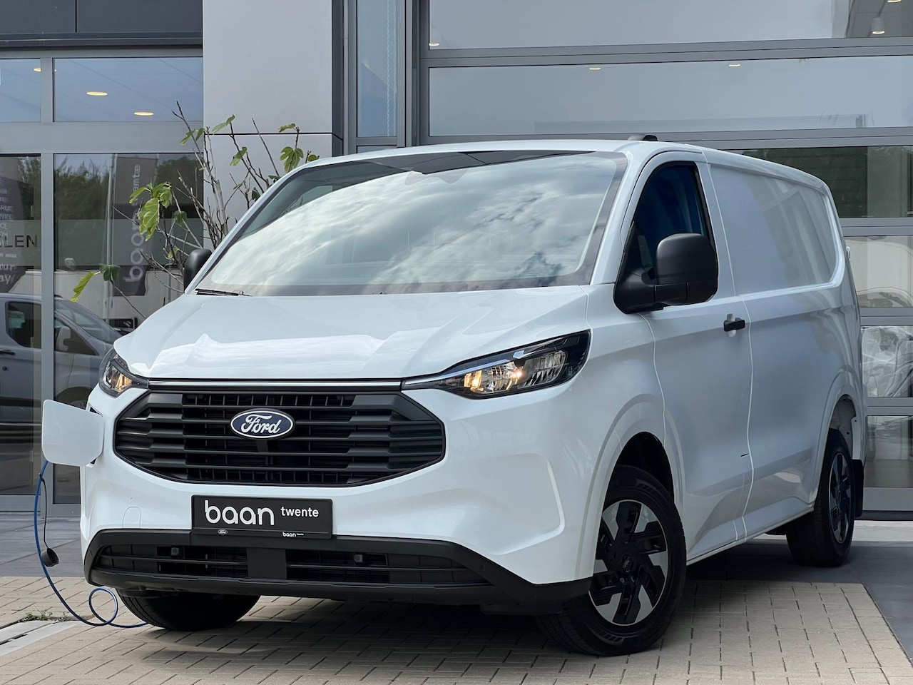 Ford E-Transit Cust. - 320 L2H1 Trend 65 kWh | 2.300 KG trekgewicht | Meerdere samenstellingen mogelijk | - AutoWereld.nl