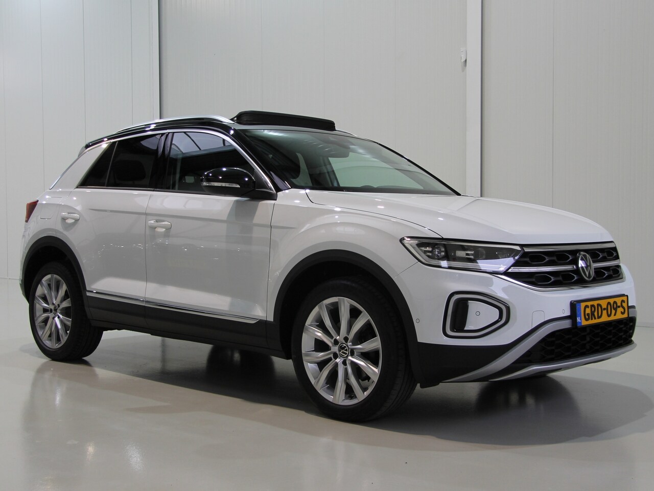 Volkswagen T-Roc - 1.0 TSI Style | Pano dak | Beats - AutoWereld.nl