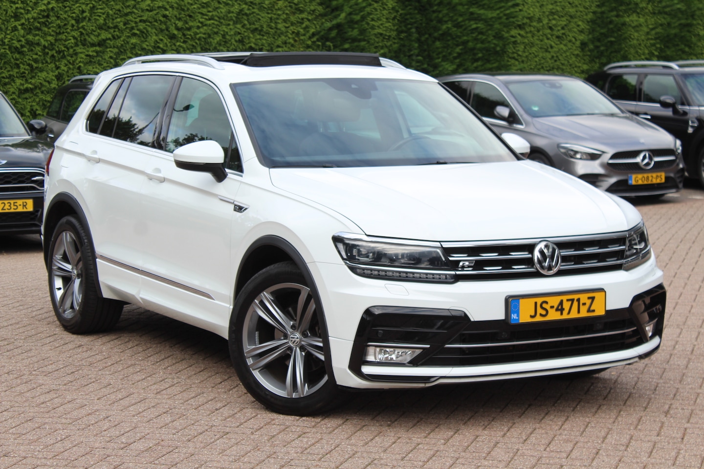 Volkswagen Tiguan - 1.4 TSI ACT Connected Series R-line / Trekhaak / Panoramadak / Head-up / 19'' / Navigatie - AutoWereld.nl