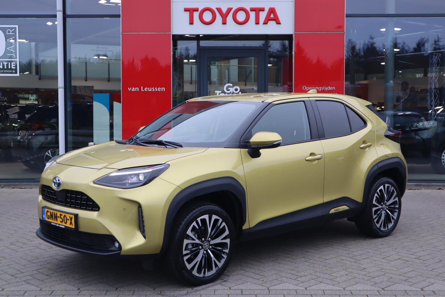 Toyota Yaris Cross - 1.5 HYBRID EXECUTIVE APPLE/ANDROID NAVI STOELVERWARMING LED-PAKKET 18"LMV KEYLESS DRAADLOO - AutoWereld.nl