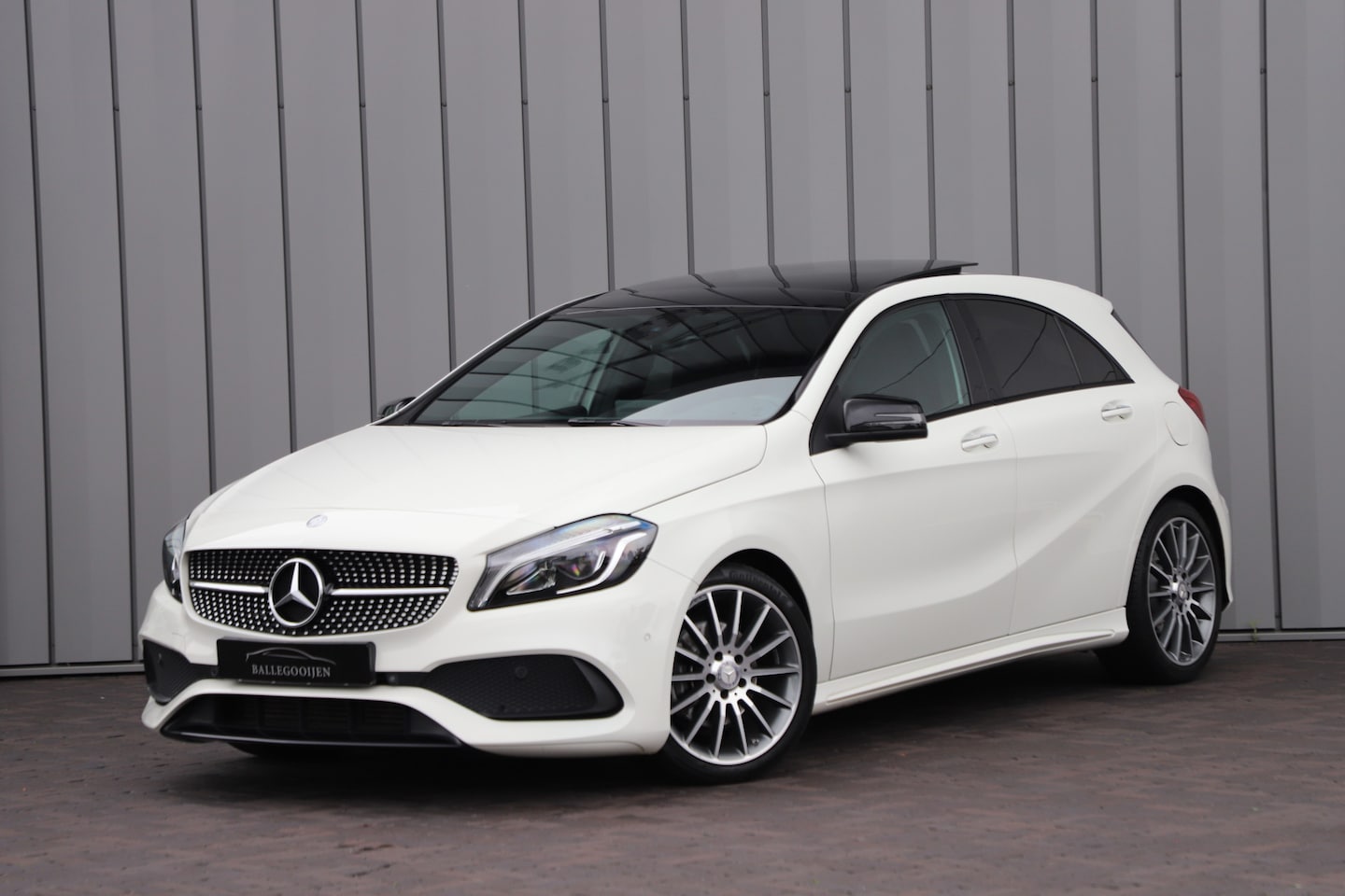 Mercedes-Benz A-klasse - 180 AMG Aut7 122PK | Pano | Sfeerverlichting | Keyles-go | Harman/kardon | Clima | Leder | - AutoWereld.nl