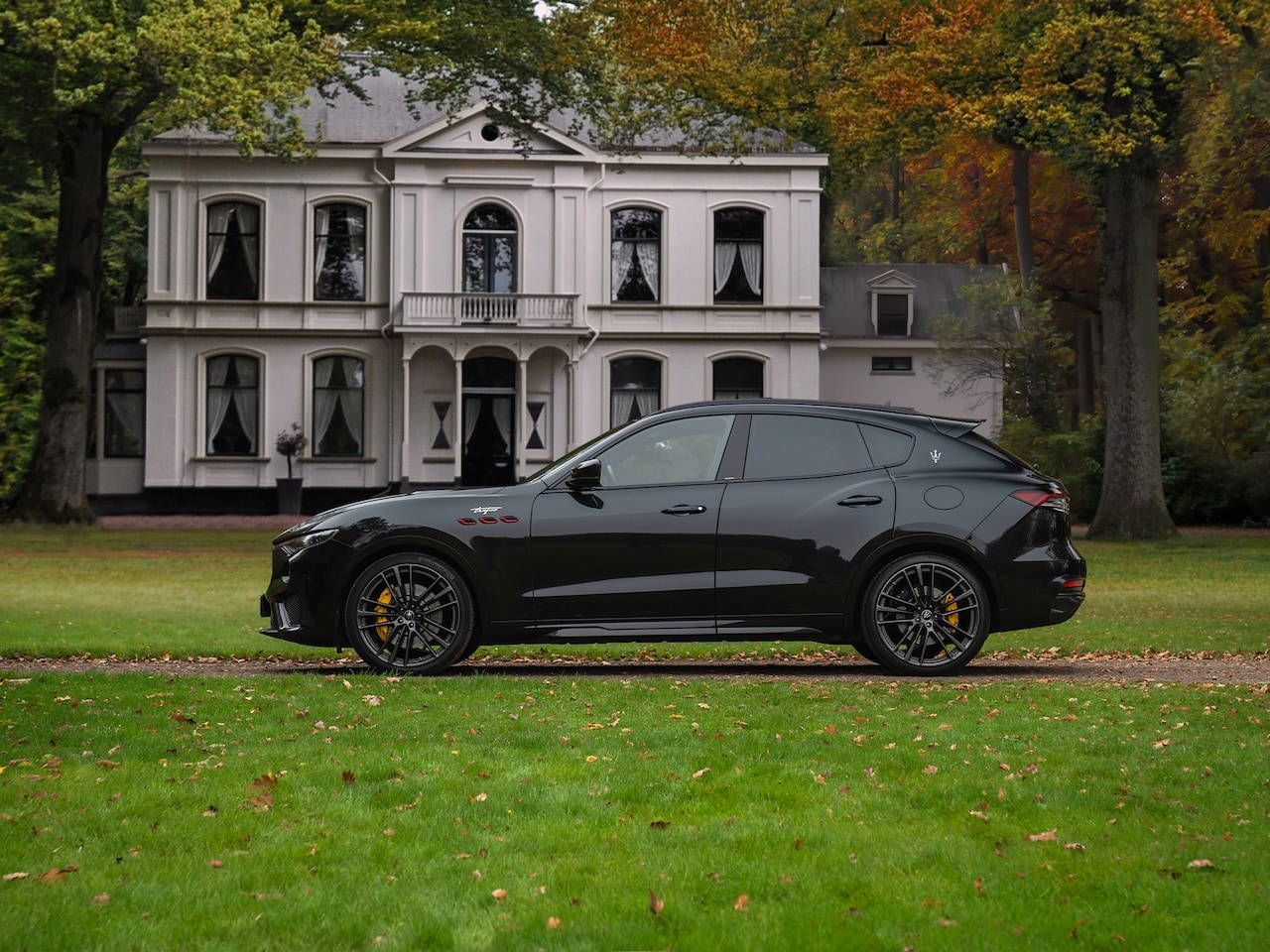 Maserati Levante - 3.8 V8 Trofeo 580pk | Luchtvering | Veel carbon | Bowers & Wilkins | Panoramadak - AutoWereld.nl