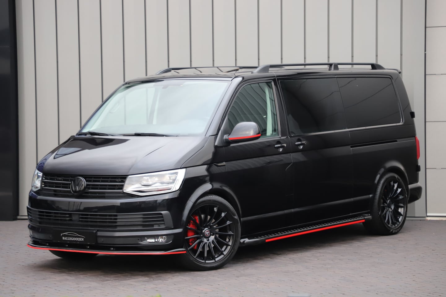 Volkswagen Transporter - 2.0 TDI L2H1 DC Highline DSG 204PK | Leder | Schuifdak | ACC | 2xSchuifdeur | Camera | 201 - AutoWereld.nl