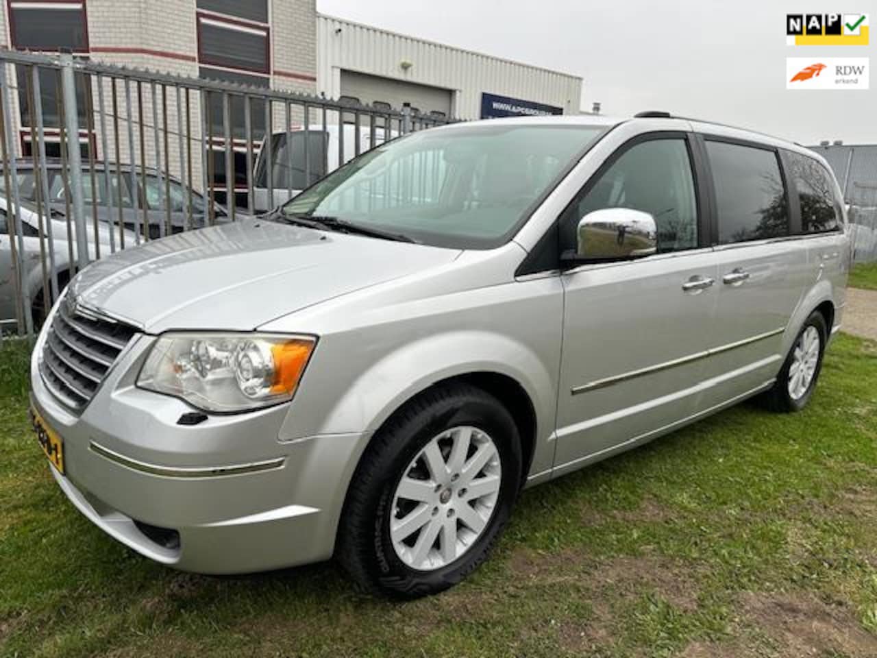 Chrysler Grand Voyager - 3.8 V6 Limited 3.8 V6 Limited - AutoWereld.nl