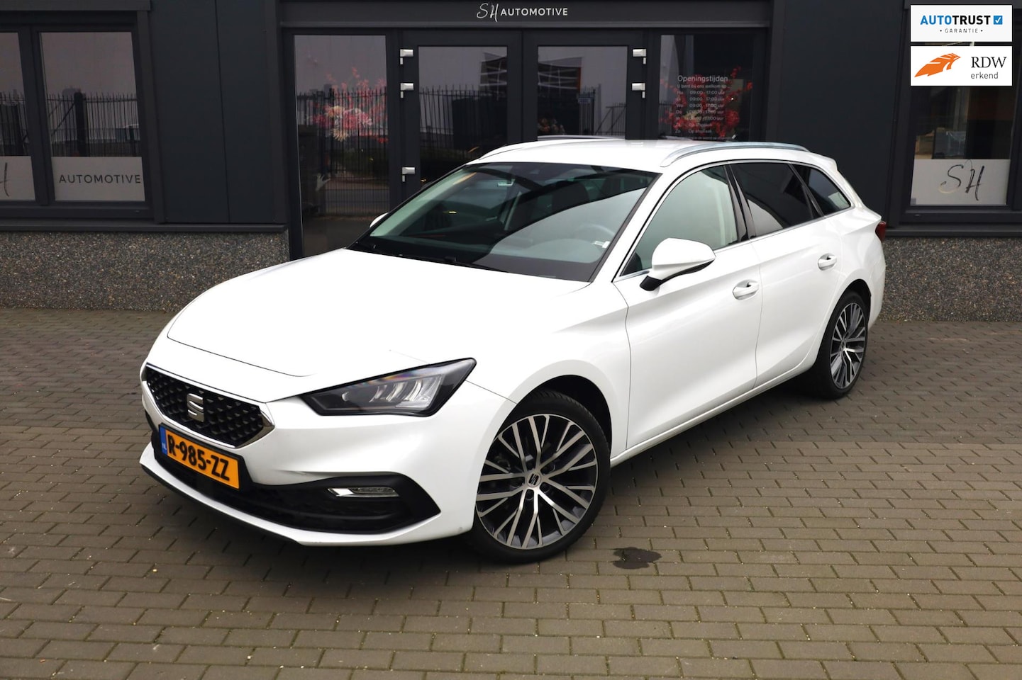 Seat Leon Sportstourer - 1.5 eTSI FR Business / PANO / NAVI / HALF LEDER / DEALER ONDERHOUD - AutoWereld.nl