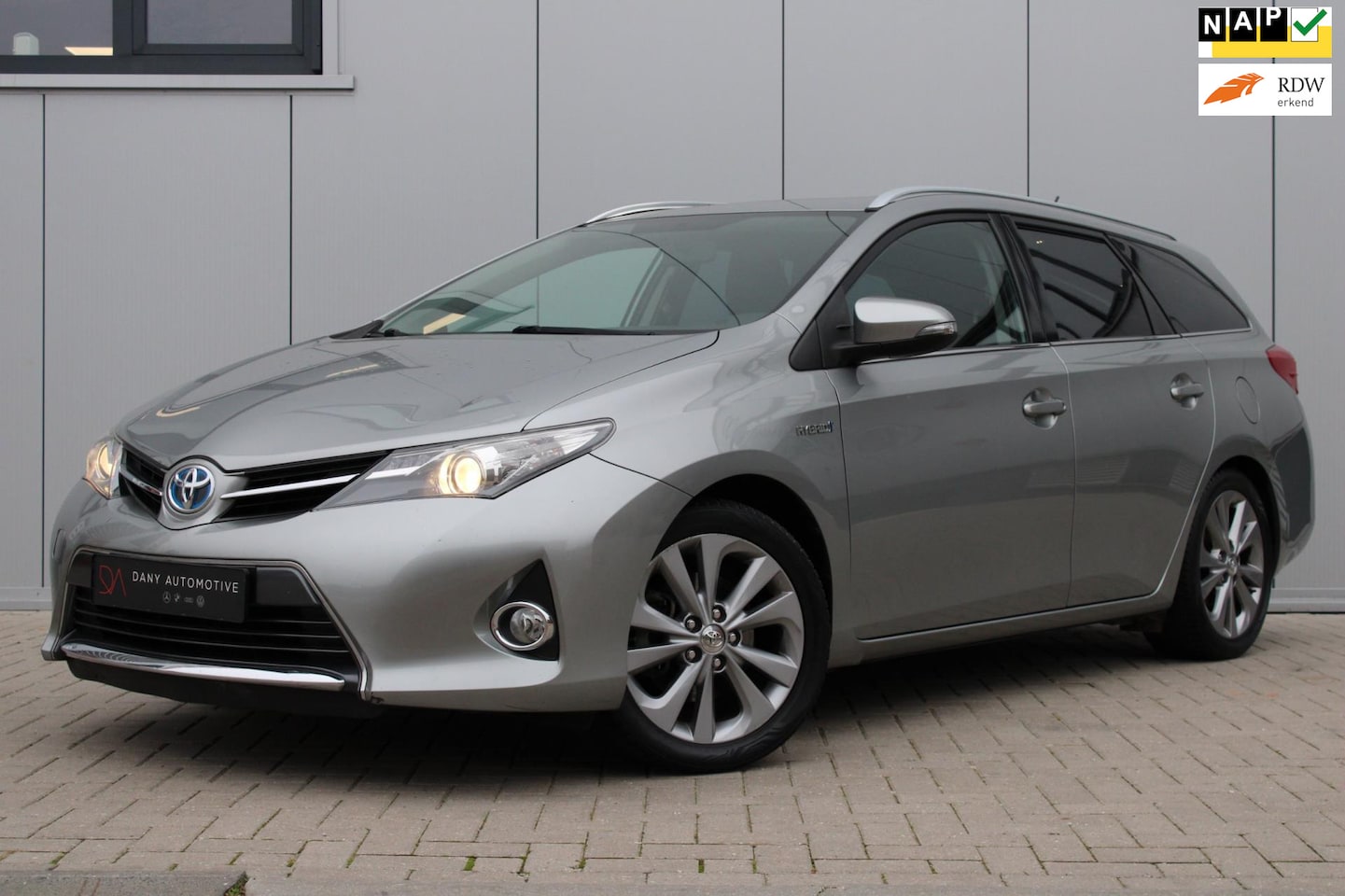 Toyota Auris Touring Sports - 1.8 Hybrid Executive CAMERA I CRUISE I NAVI I KEYLESS GO I STOEL VERWARMING I - AutoWereld.nl