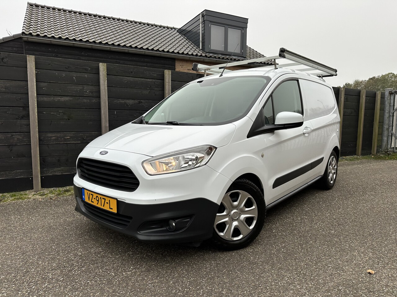 Ford Transit Courier - 1.5 TDCI Trend NL-auto, navi, clima - AutoWereld.nl