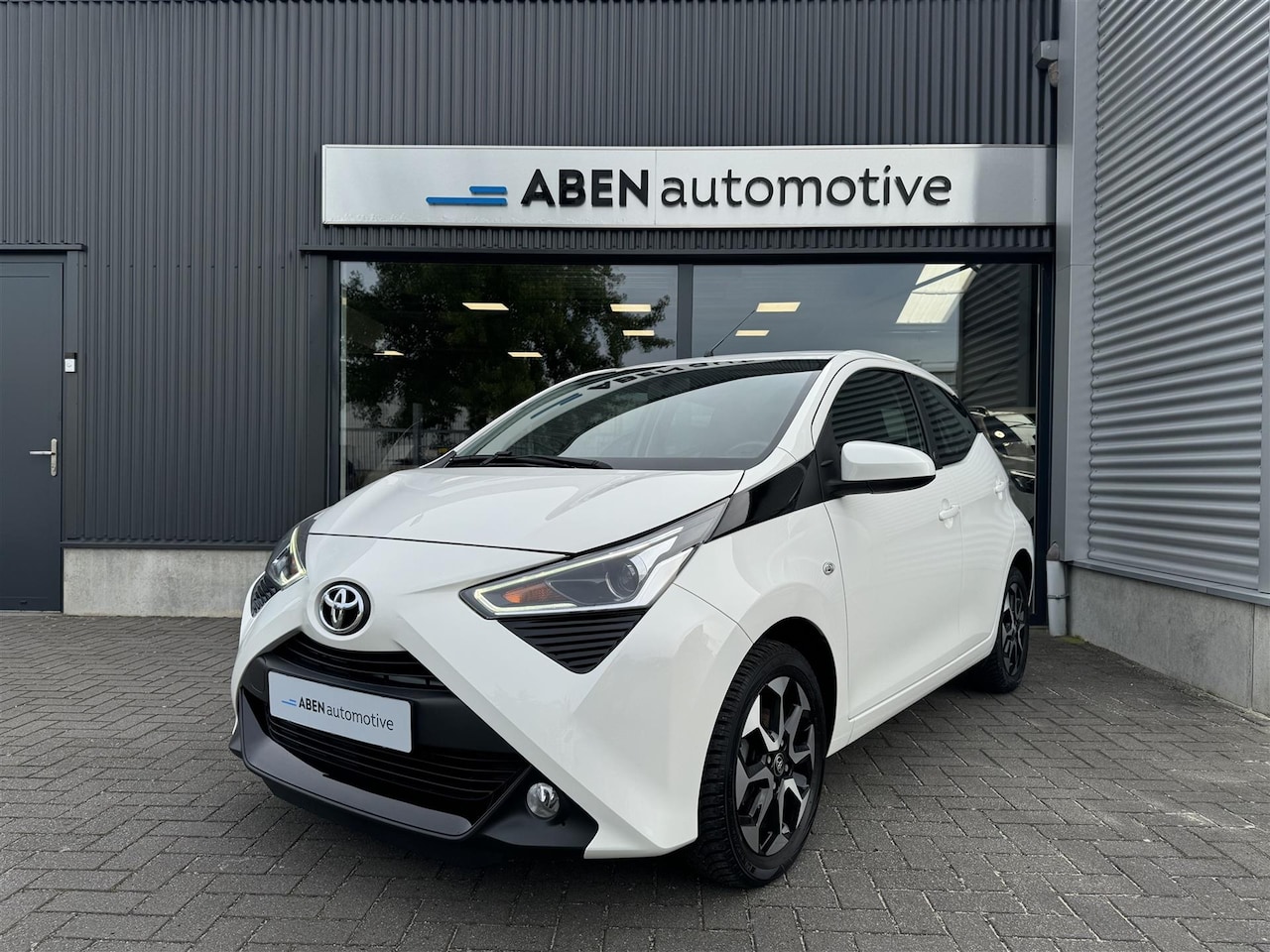 Toyota Aygo - 1.0 VVT-i x-play 1.0 VVT-i 72PK X-Play 5-deurs (CAMERA|CARPLAY|4-SEIZ. BANDEN) - AutoWereld.nl