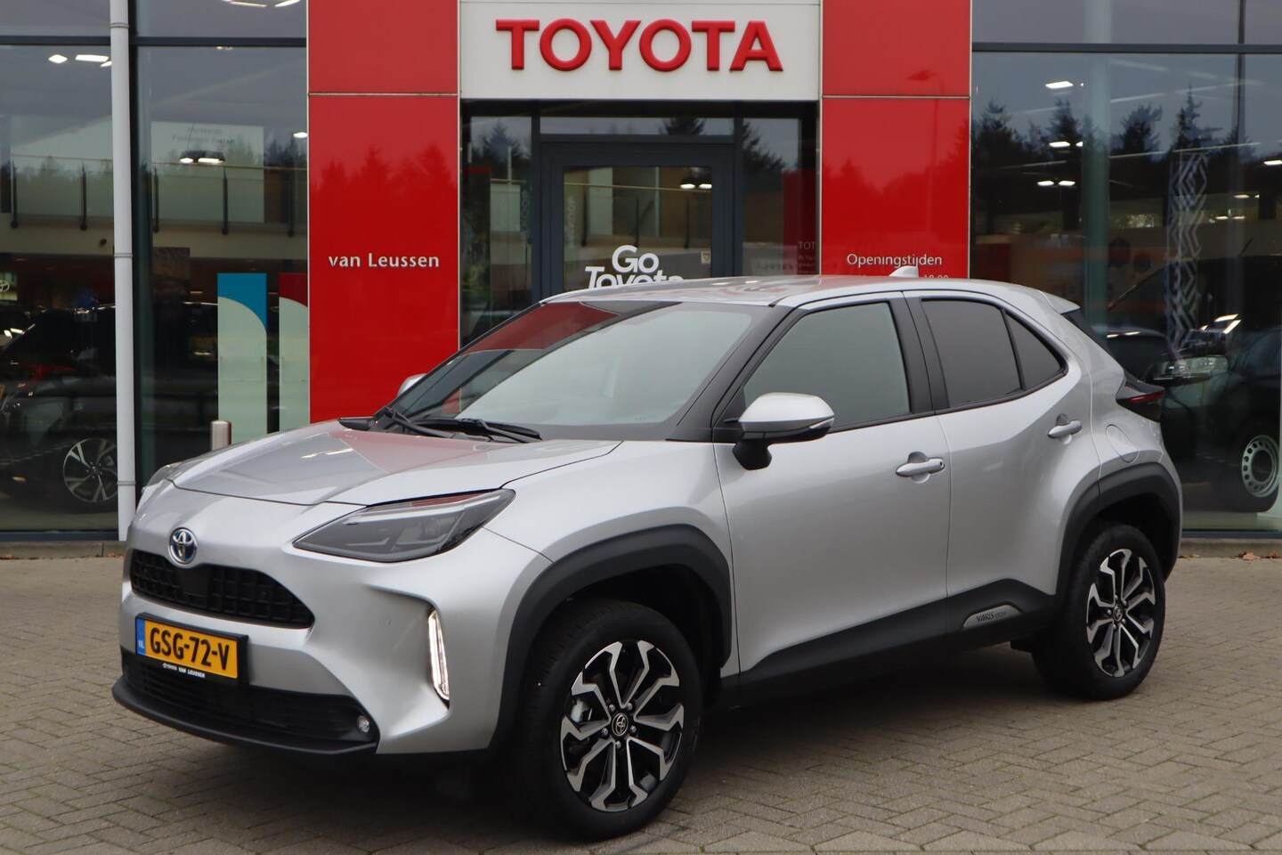 Toyota Yaris Cross - 1.5 HYBRID DYNAMIC+ STOEL/STUURVERW PARK-SENSOREN APPLE/ANDROID CLIMA AD-CRUISE 17" LM-VEL - AutoWereld.nl