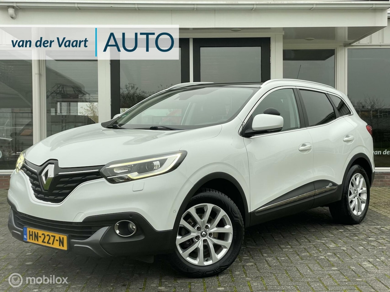 Renault Kadjar - 1.2 TCe Intens l Panorama I Half leder l Trekhaak - AutoWereld.nl