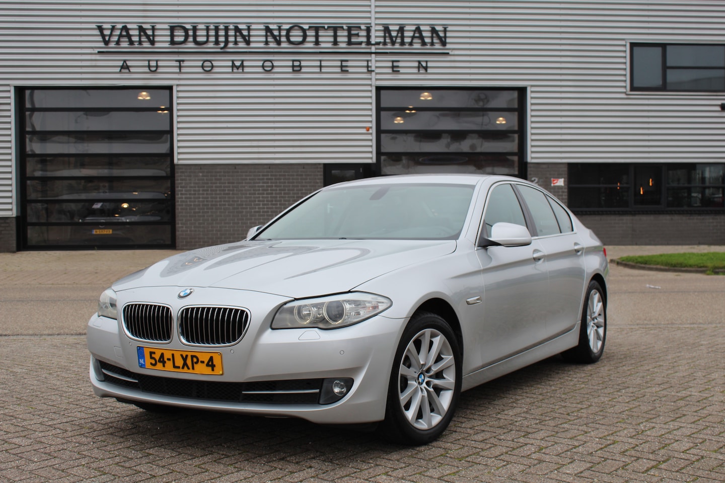 BMW 5-serie - 523i Executive 6 Cilinder / Leer / Navigatie / N.A.P. - AutoWereld.nl