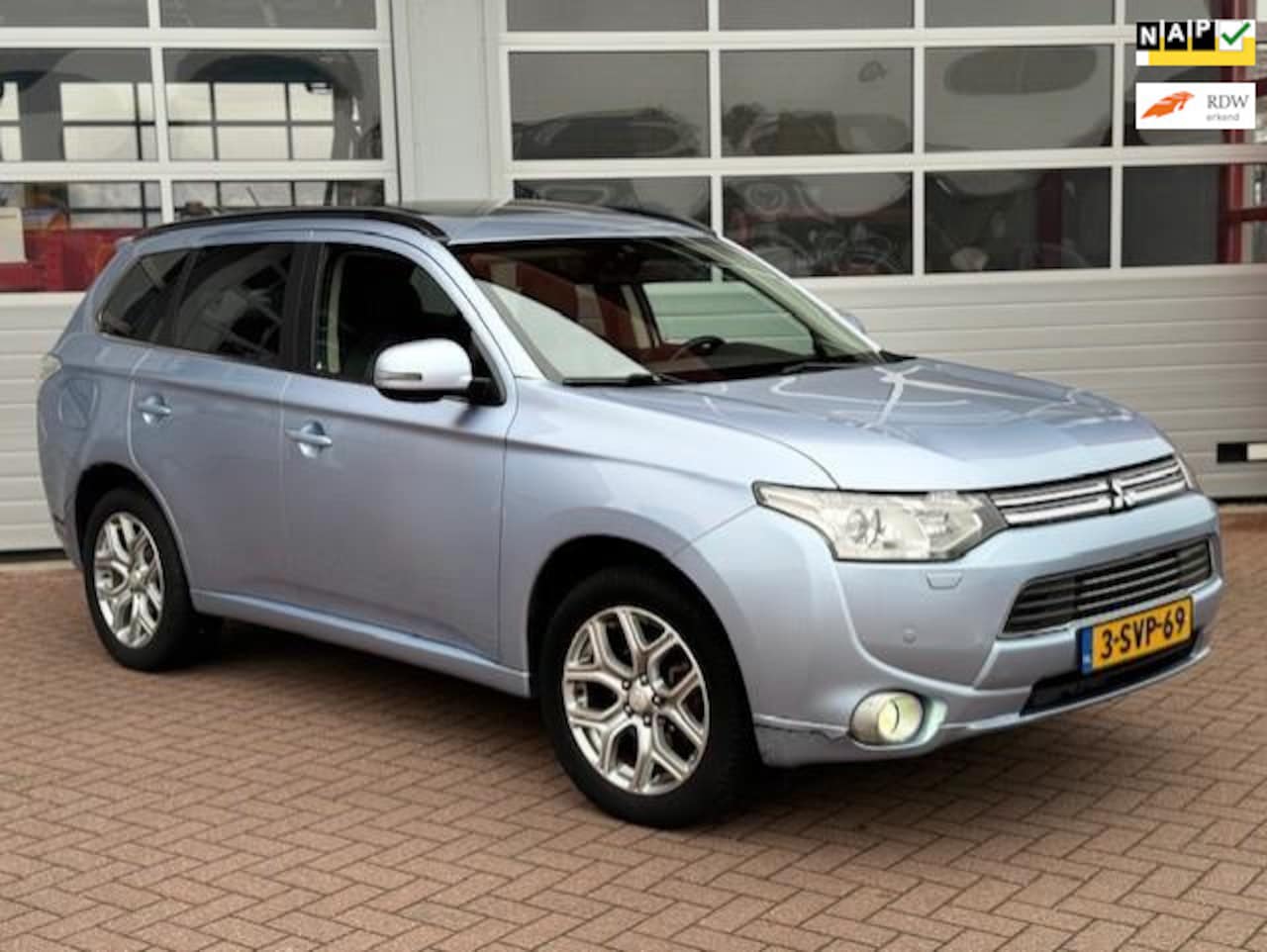 Mitsubishi Outlander - 2.0 PHEV Instyle / Schuifdak / Trekhaak - AutoWereld.nl