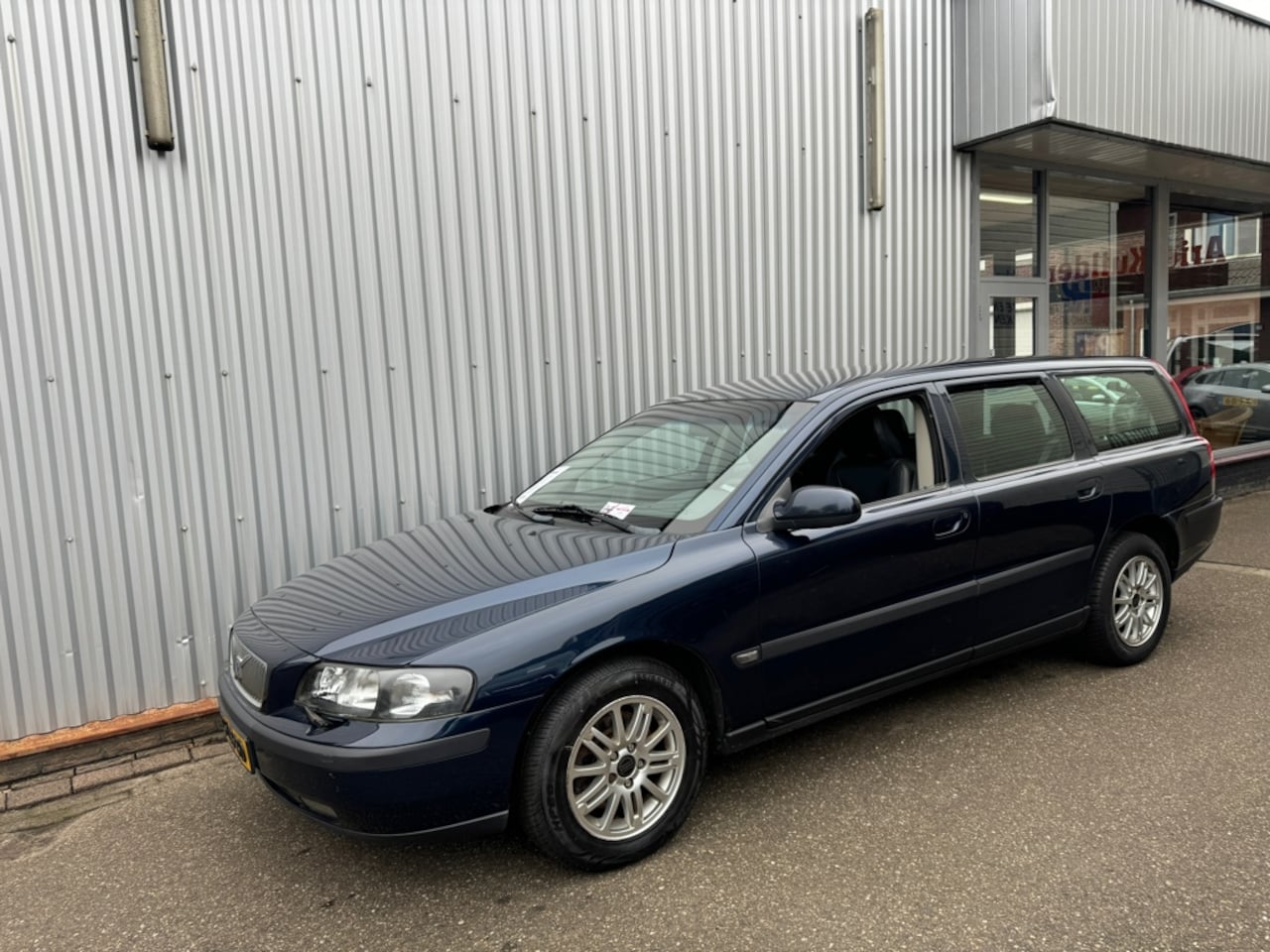 Volvo V70 - 2.4 Comfort Line Leuke vovlo-Rijd goed - AutoWereld.nl