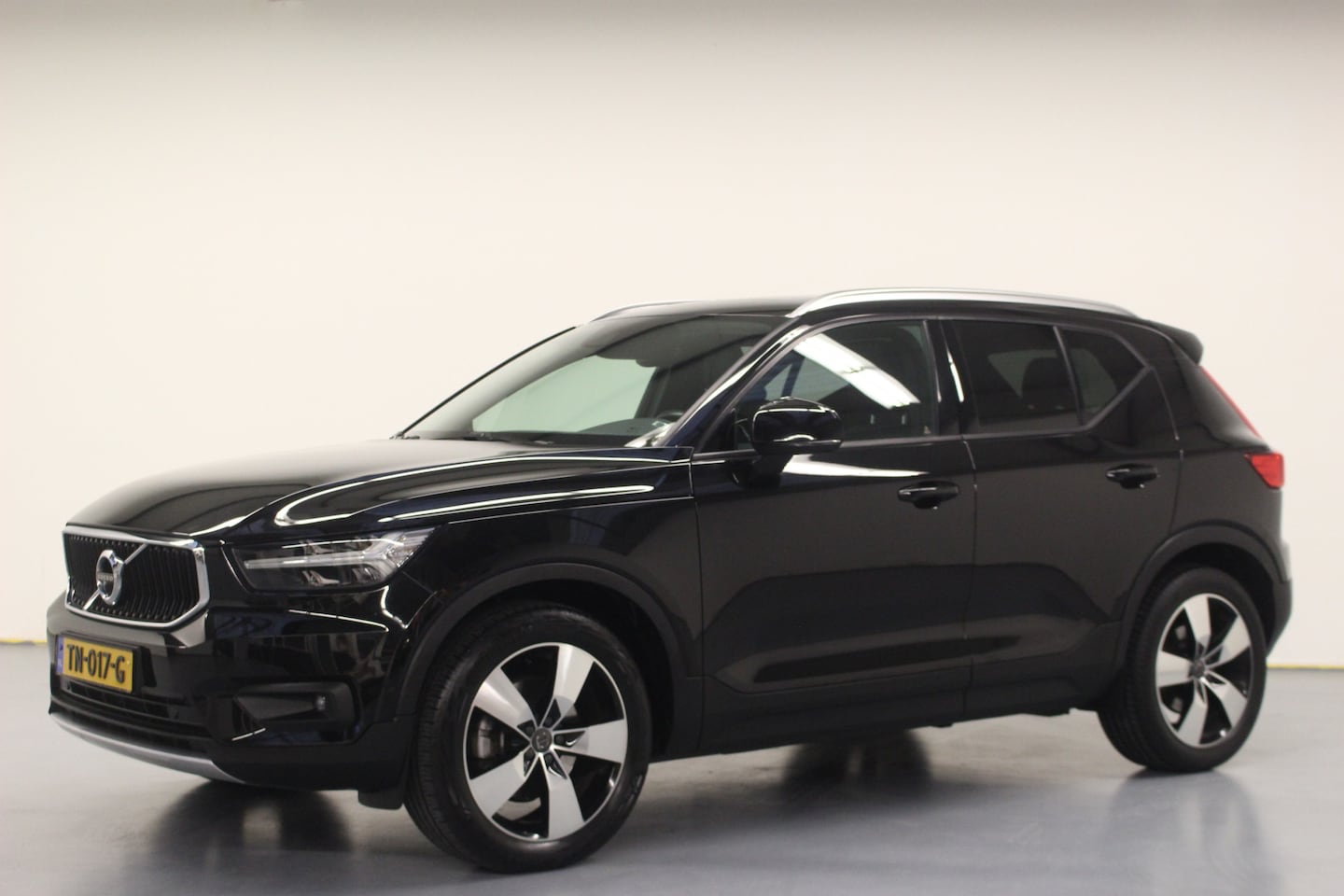 Volvo XC40 - T5 245pk AWD Intro Edition | Rijklaarprijs | Trekhaak | Harman Kardon | Pano dak | - AutoWereld.nl