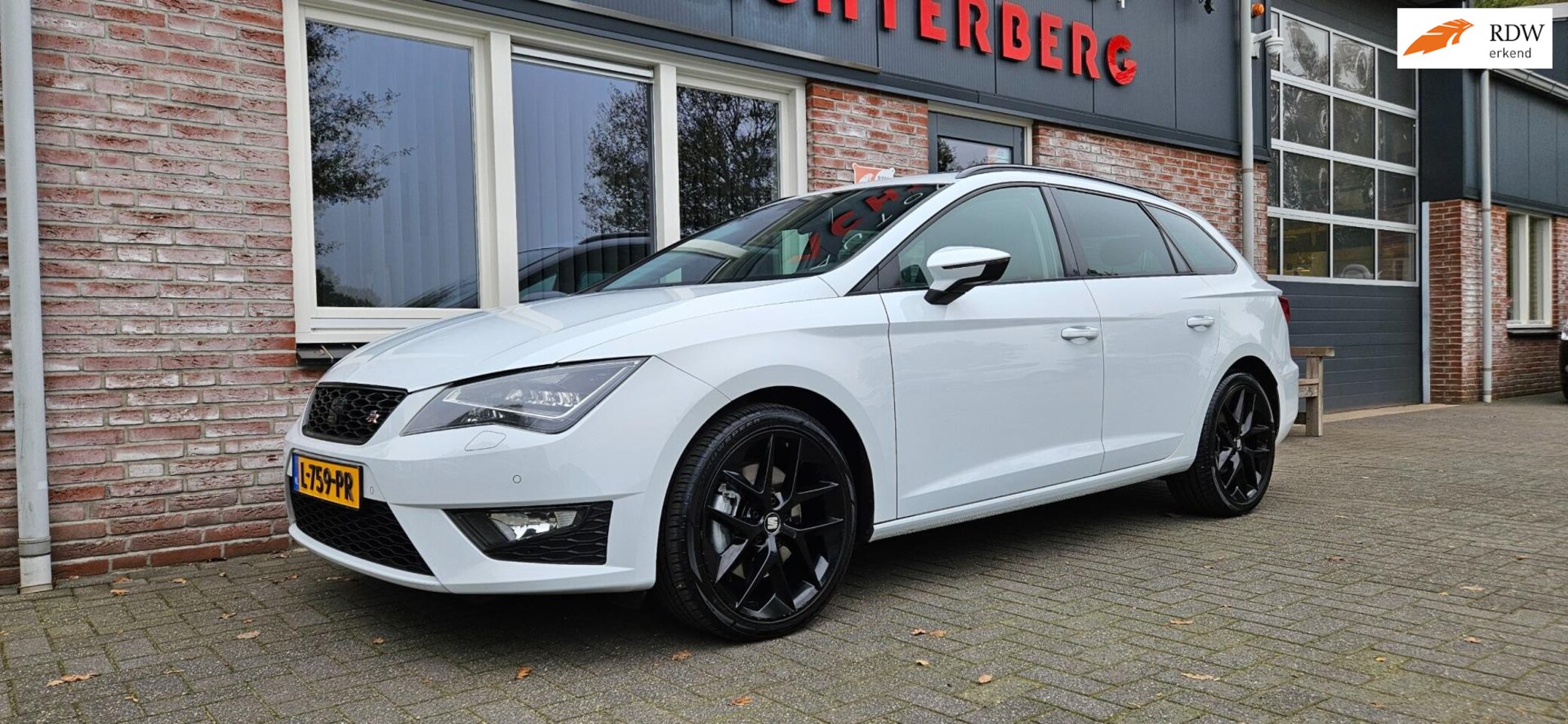 Seat Leon ST - 1.8 TSI FR 180PK! Panoramadak! Automaat/DSG! LED! Navigatie! Airco/Clima! Mooie/Nette Auto - AutoWereld.nl