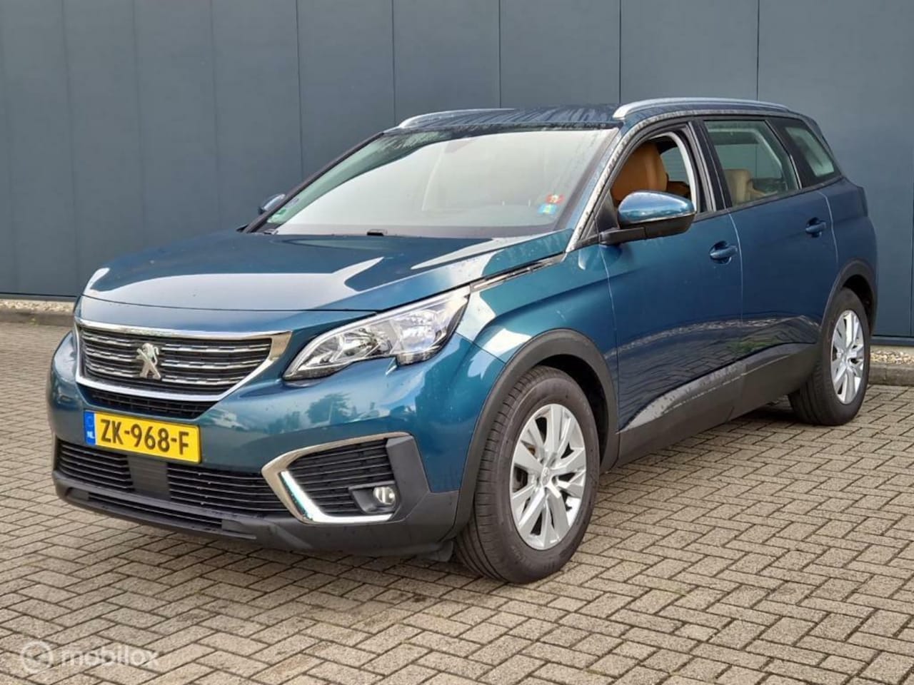 Peugeot 5008 - 1.2 PureTech Active Leer Navi Airco Carplay - AutoWereld.nl