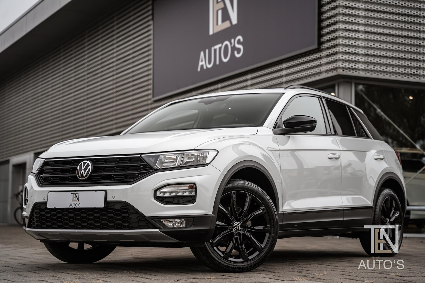 Volkswagen T-Roc - 1.5 TSI Sport Black Style Automaat | Camera | Digitaal Display | Panodak | Trekhaak | 18" - AutoWereld.nl