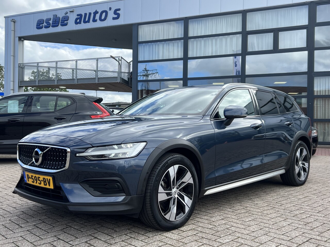 Volvo V60 Cross Country - 2.0 B5 AWD 250 PK Automaat Pro Trekhaak Pilot Assist ACC Leder Elec Stoelen Navigatie Came - AutoWereld.nl