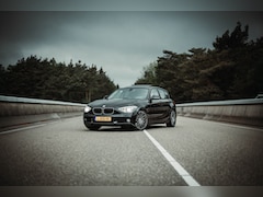 BMW 1-serie - 116i Vol opties: m-sport stuur, leer, groot scherm etc.