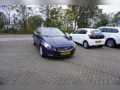 Volvo V60 - 1.6 T3 Summum TREKHAAK AUTOMAAT STOELVERWARMING