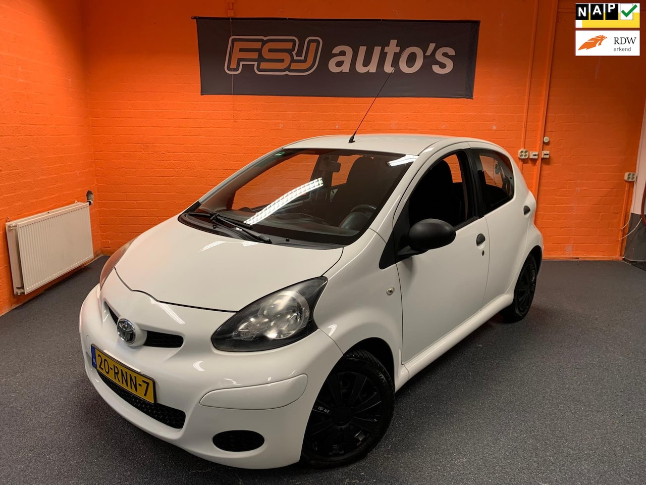 Toyota Aygo - 1.0 12V / 5 DEURS / SPORT / AIRCO / APK 06-11-2025!! - AutoWereld.nl