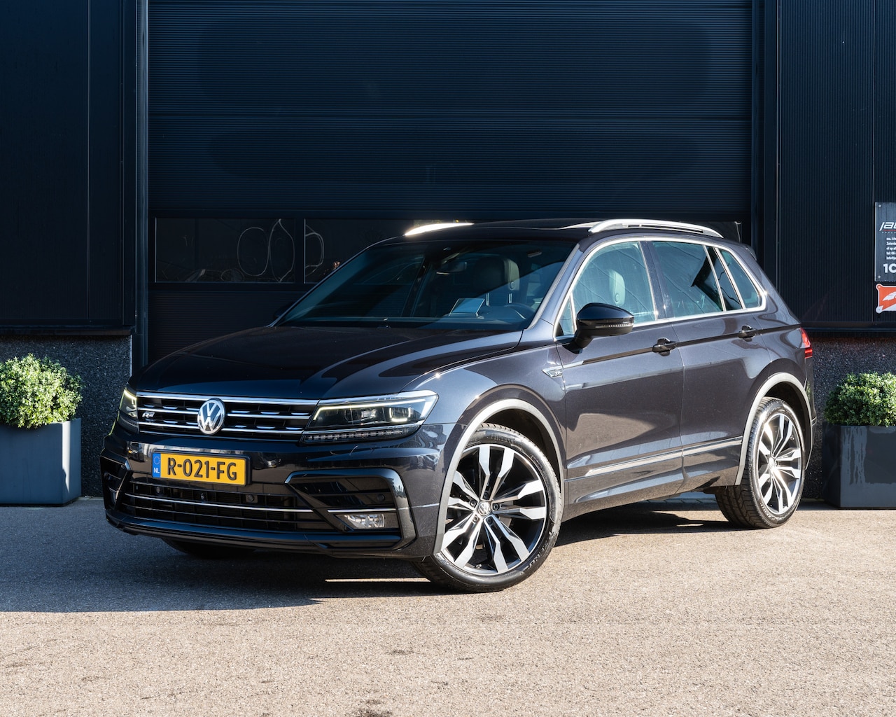 Volkswagen Tiguan - 2.0 TSI 4Motion 3X R-Line | Pano | Leder | Memory | Virtual | Camera | Elektr Achterklep | - AutoWereld.nl