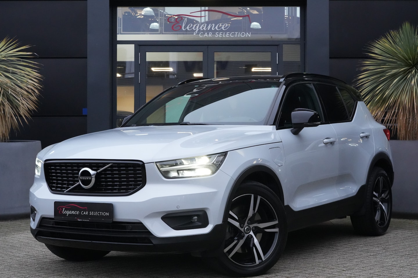 Volvo XC40 - 1.5 T5 Recharge Plus Dark 262pk Panoramadak/Stoelverwarming/Camera - AutoWereld.nl