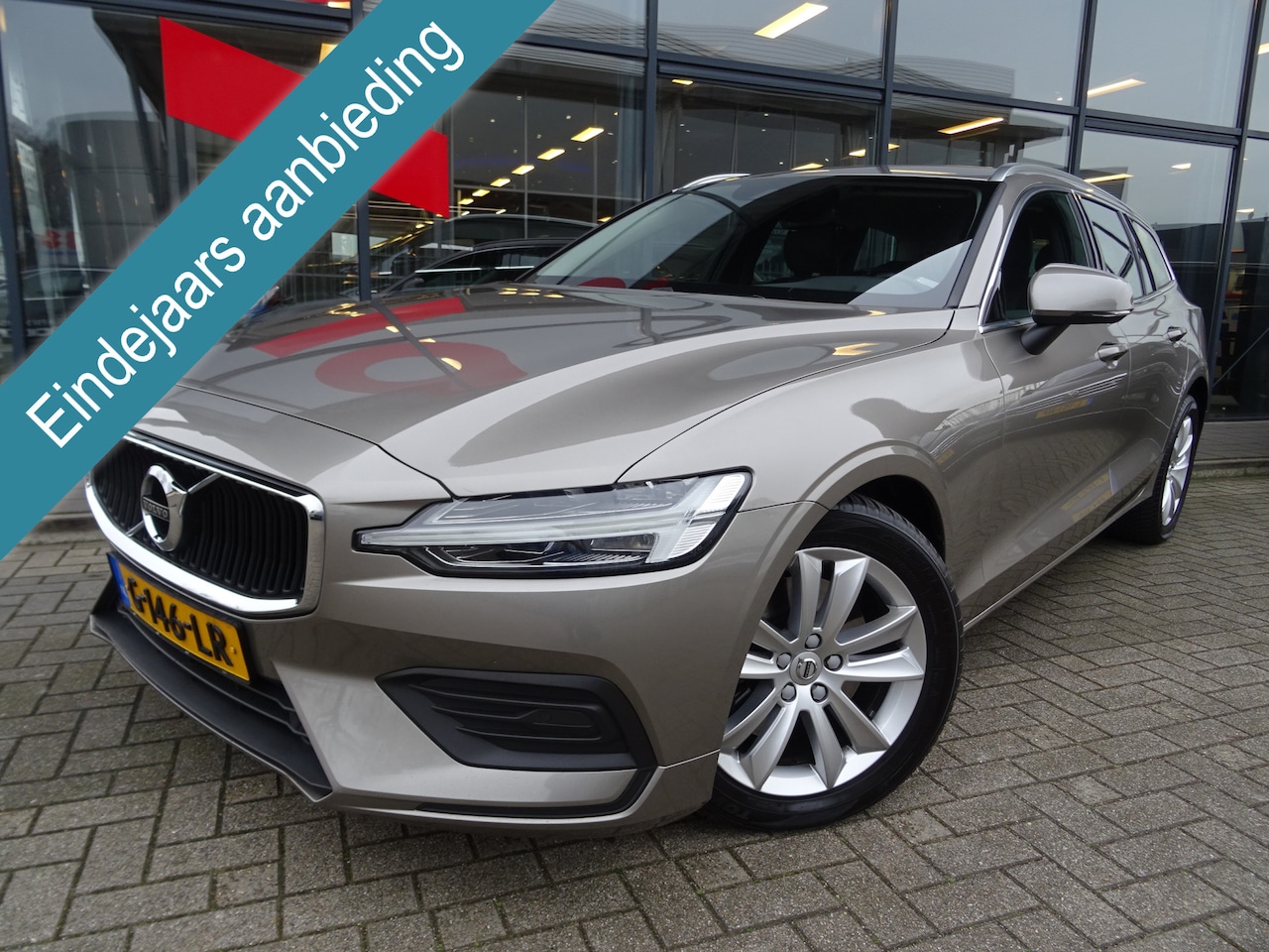 Volvo V60 - 2.0 D4 Momentum Pro AUTOMAAT 200 PK / NL AUTO / TREKHAAK / 2.000 KG TREKGEWICHT / NAVIGATI - AutoWereld.nl