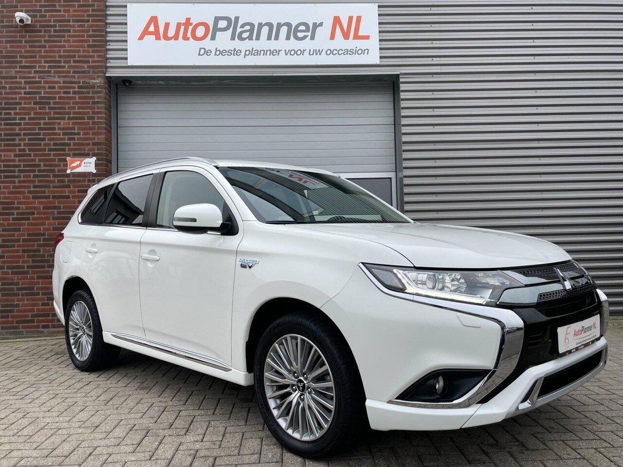 Mitsubishi Outlander - 2.4 PHEV Intense+! 4WD! Camera! Keyless! - AutoWereld.nl